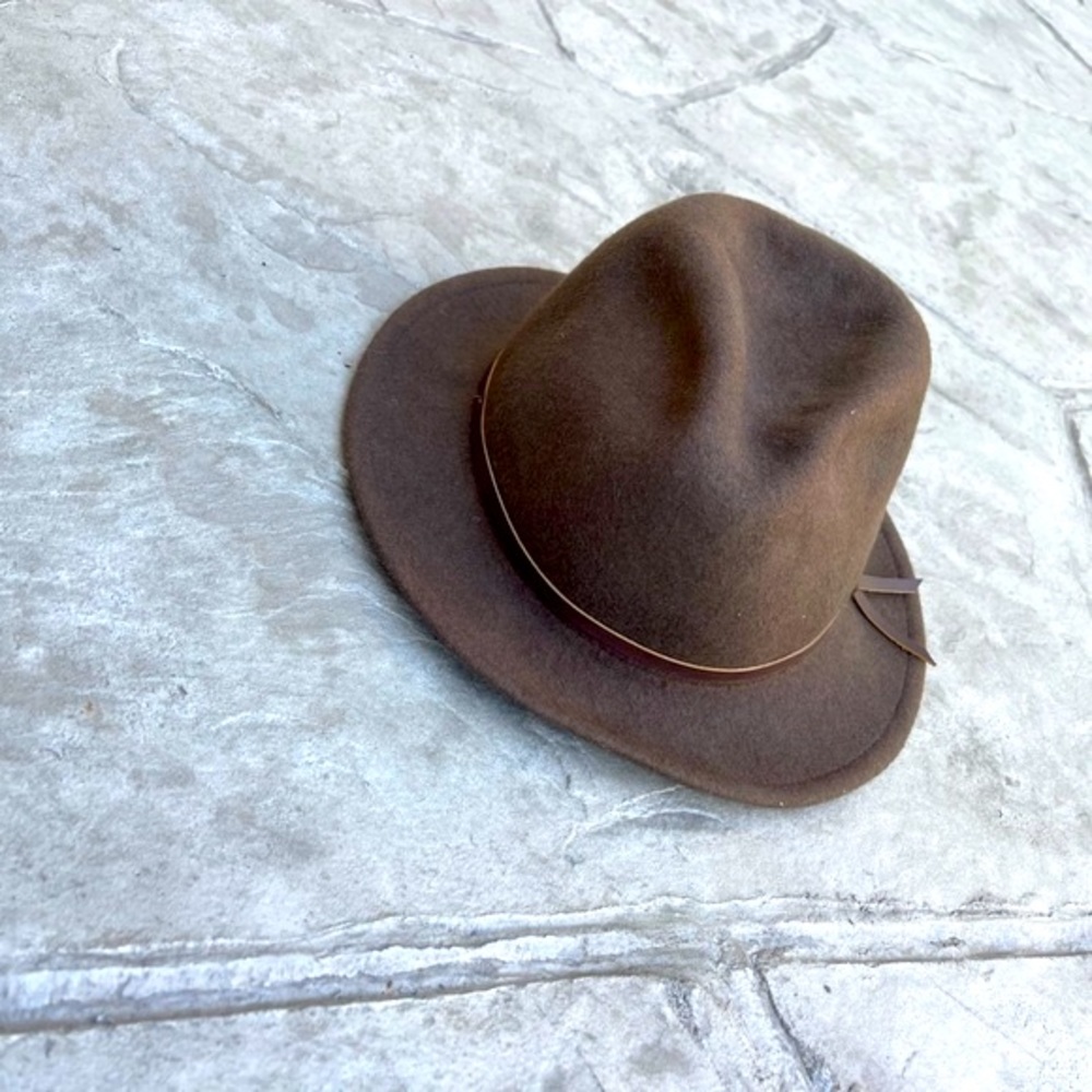 YELLOW 108 FEDORA. CONDITION IS USED. OS.